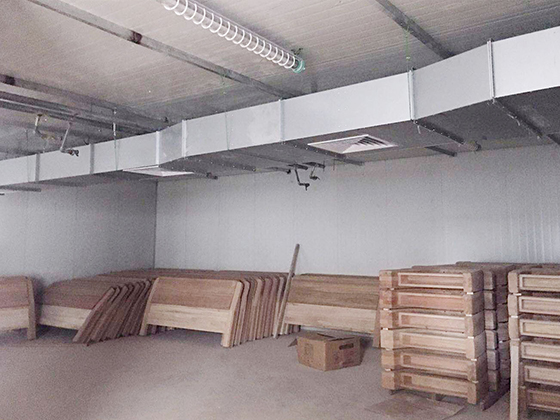 2、家具平衡養(yǎng)生：以“EMC”為基準(zhǔn)，研發(fā)出多功能平衡干燥機(jī)，用于家具半成品的恒溫恒濕平衡養(yǎng)生